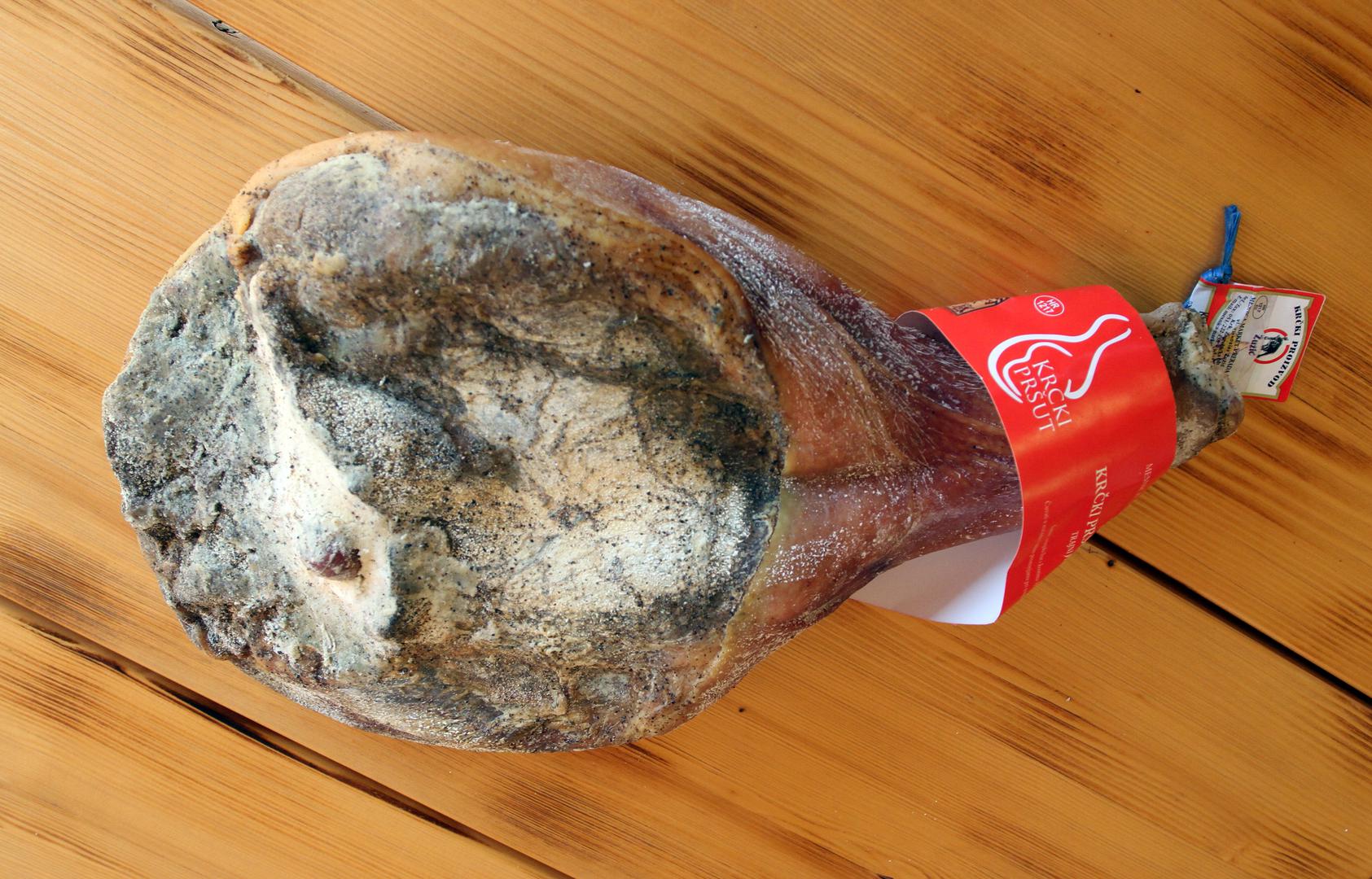 2. Krčki pršut - trajni suhomesnati proizvod od svinjskog buta bez zdjeličnih kosti. Izdvaja ga postupak proizvodnje karakterističan za otok Krk s kojeg potječe, a odnosi se na soljenje morskom soli te sušenje mesa na zraku.