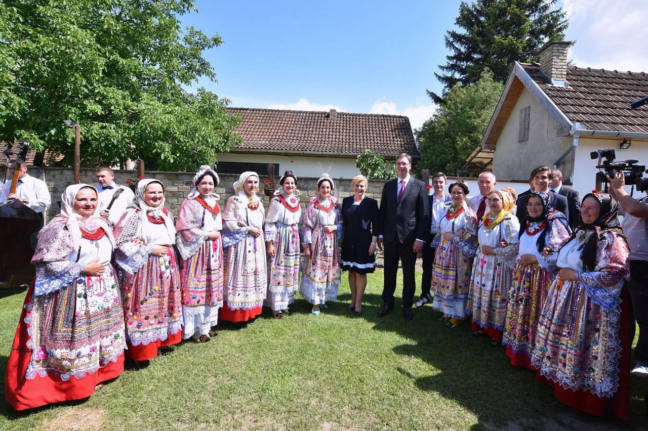 DOLAZE U GOSTE Bunjevce je, zajedno s Aleksandrom Vučićem, obišla i predsjednica K. Grabar-Kitarović u lipnju 2016. kada su zajedno bili u Dalju, Tavankutu i Subotici