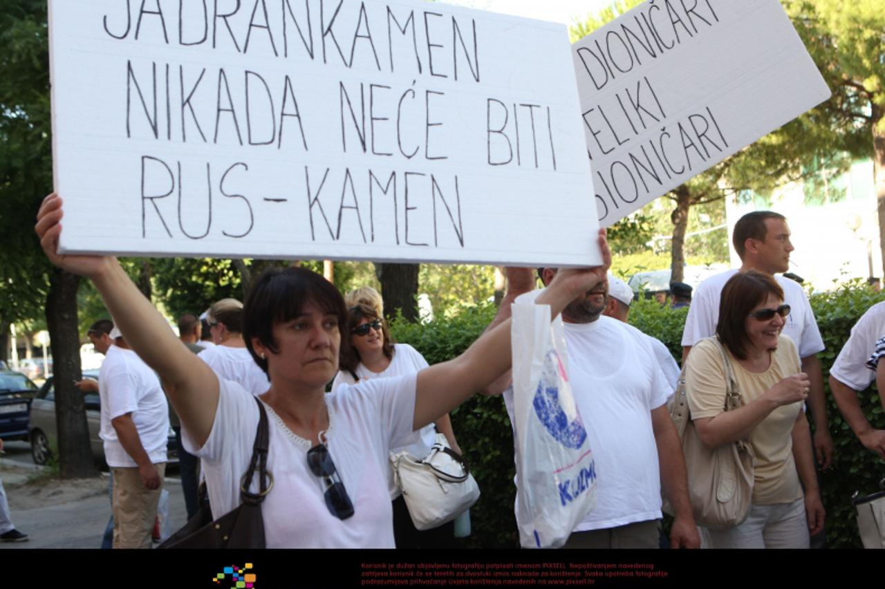'12.07.2012., Split - Radnici Jadrankamena jutros su ponovo stigli u grad i uputili se iz trajektne luke put suda gdje je za danas zakazano rociste u vezi njihove firme. Photo: Ivo Cagalj/PIXSELL'