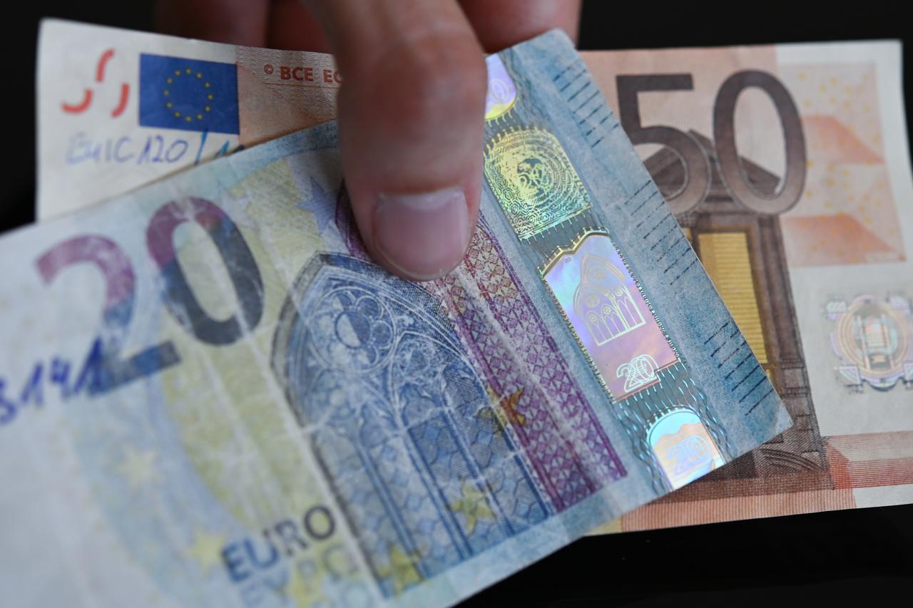Counterfeit euro banknotes