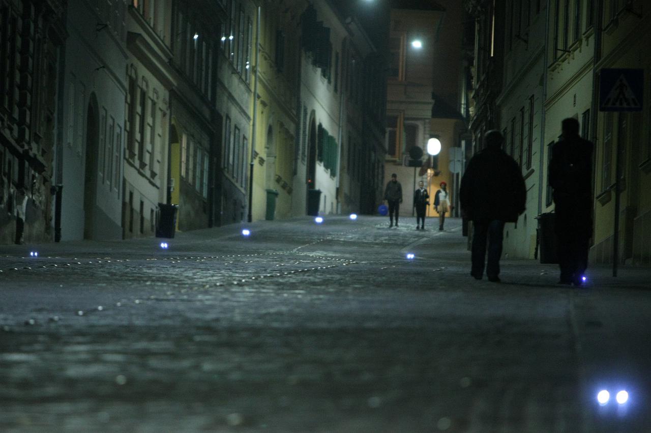 03.10.2014., Zagreb - Zbog sigurnosti pjesaka u Mesnickoj ulici postavljena svjetla na cesti.   Photo: Luka Stanzl/PIXSELL