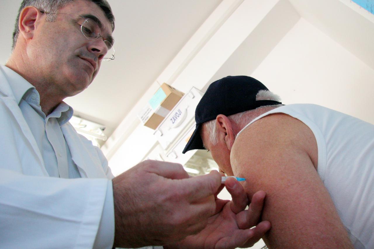 27.11.2009.,Split, Hrvatska - Na Zavodu za javno zdravstvo u Splitu pocelo cijepljenje protiv pandemijske gripe H1N1. Cijepio se prof. Nikola Bradaric Photo: 