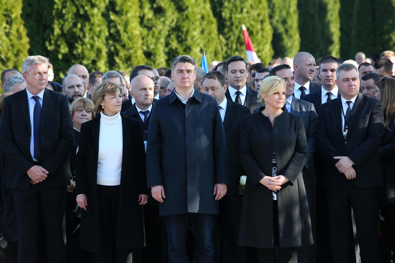 Vukovar: Državni dužnosnici polažu vijence na memorijalnom groblju