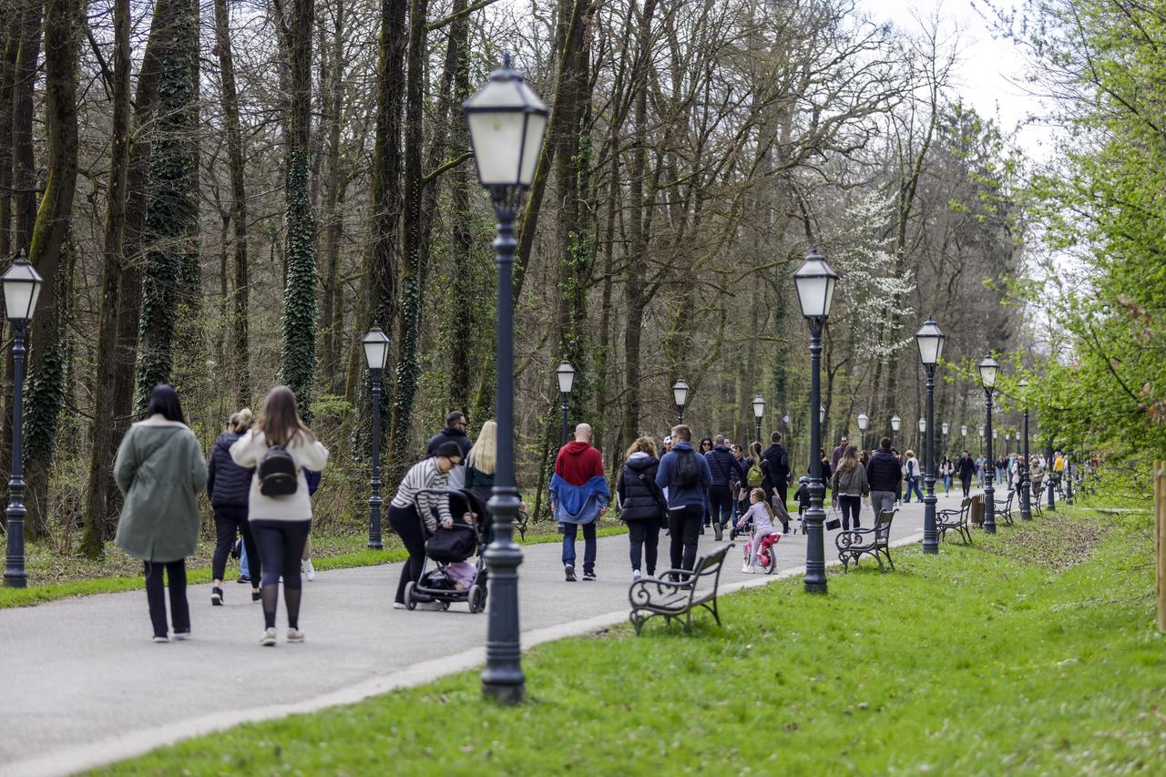 Zagreb: Proljetni dan izmamio je građane u park Maksimir