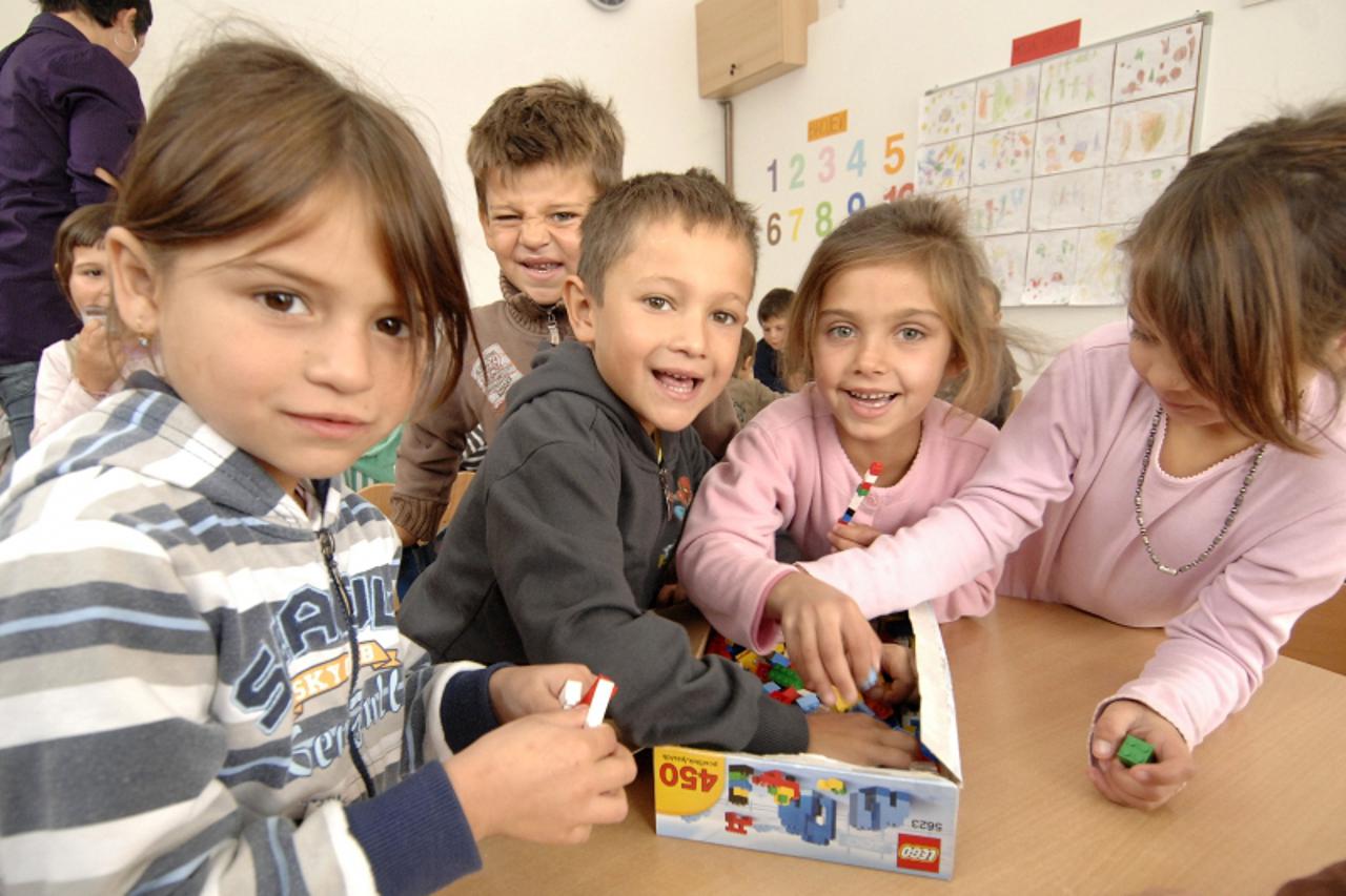 '12.10.2010., Pribislavec- Saborski zastupnik Nazif Memedi posjetio malu skolu za rome koja je pocela s radom ovih dana. Photo: Vjeran Zganec-Rogulja/PIXSELL'