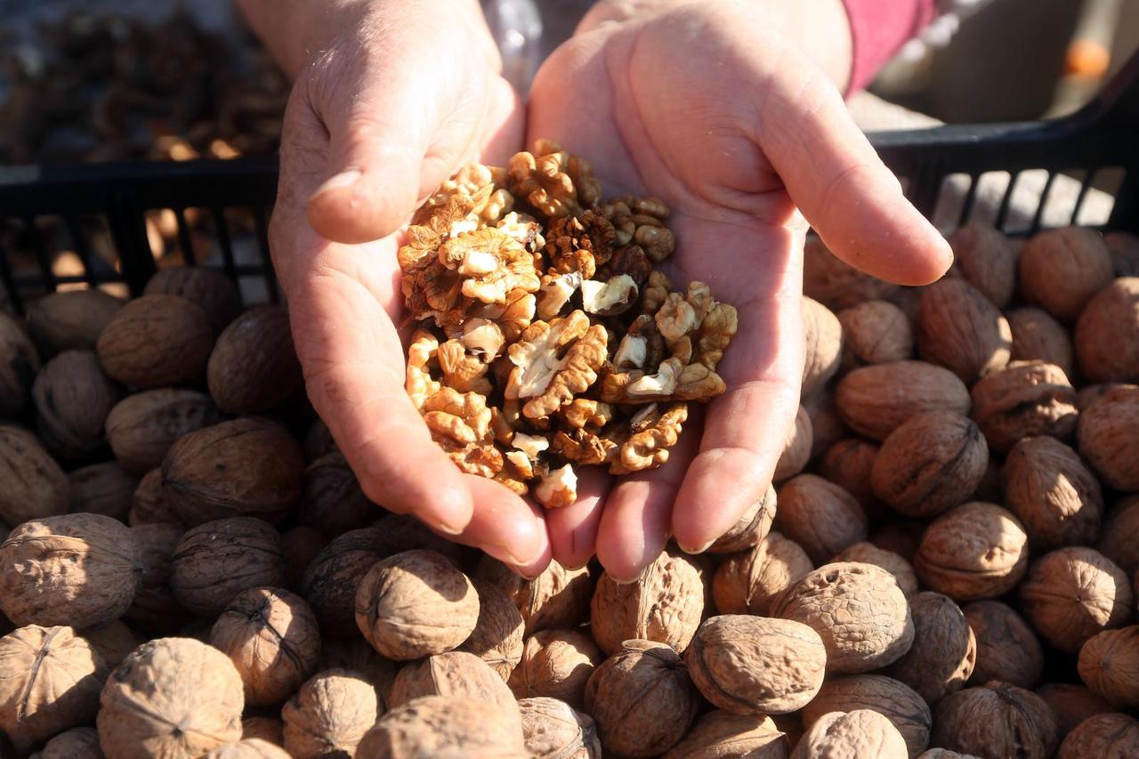 Šibenik: Prodaja oraha na gradskoj tržnici