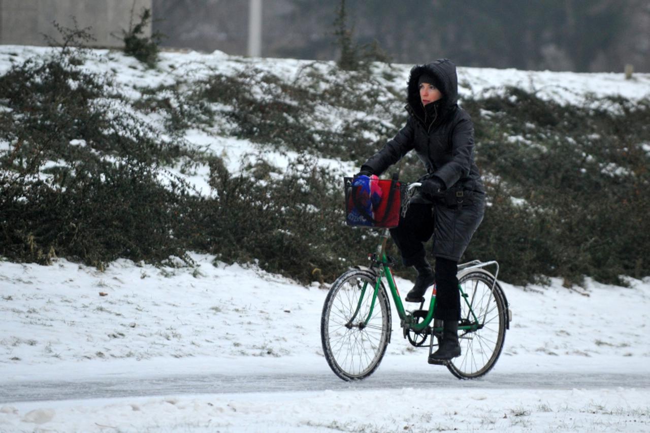 'gradska.....zagreb.....14.01.2009.  zagrebacka avenija - padala je ledena kisa, snijeg, ljudi, zima, hladnoca     Photo: Marko Lukunic/Vecernji list'