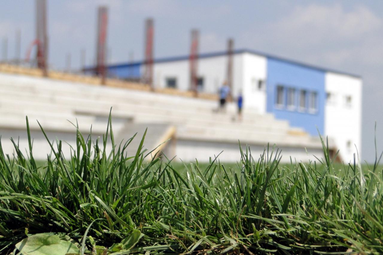 \'podravina - 150710-slatina  - akcija stadion, za travu u rolama na novom nogometnom stadionu gradski investitori dali 1,2 milijuna kuna  snimio Dragutin Santosi/vecernji list                        