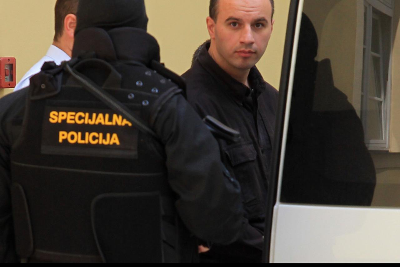 '10.06.2011., Zagreb - Robert Matanic, koji je osudjen na 33 godine zatvora zbog pomaganja u ubojstvu Ive Pukanica, izlazi iz Opcinskog kaznenog suda uz jaku pratnju Specijalne policije. Photo Antonio