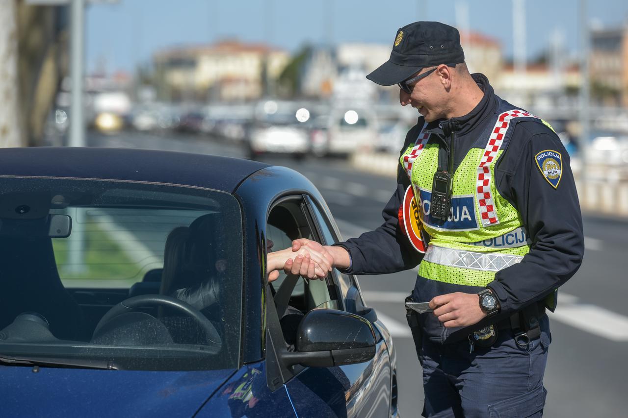 Zadarska policija u akciji povodom Dana žena zaustavlja sudionice u prometu i daruje ih ružama