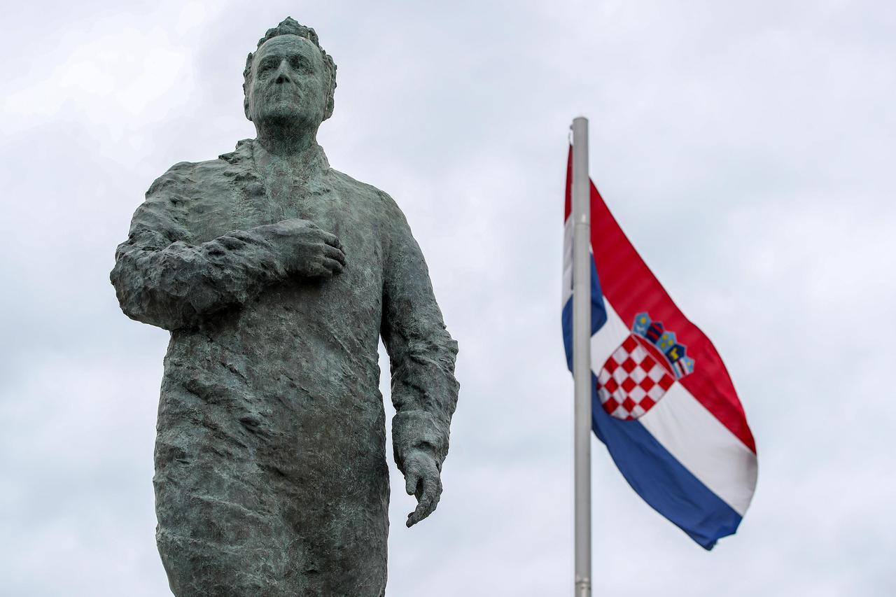 Zagreb: Zastava Hrvatske i kip Franje Tuđmana
