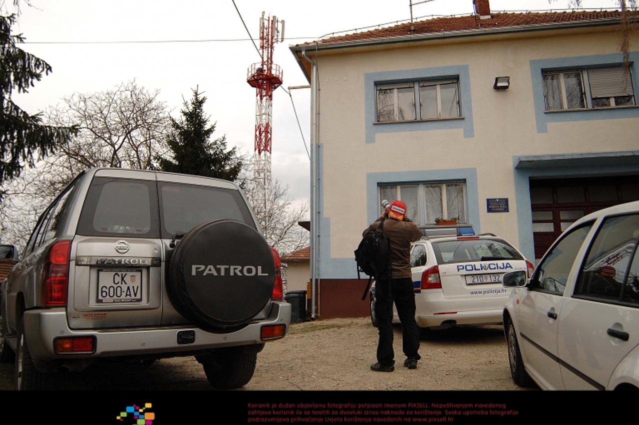 '26.03.2010., Zasadbreg, Hrvatska - Na HT-ovom odasiljacu blizu skole u Zasadbregu nepoznata osoba postavila je bombu koju je prilikom redovitog odrzavanja repetitora otkrio HT-ov djelatnik. Djeca su 