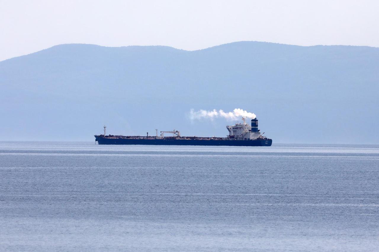 Tanker ARC 1 usidren između Cresa, Krka i Kostrene