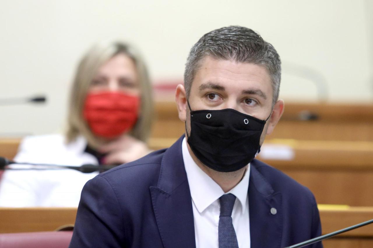 Zagreb: Saborski zastupnici s različitim zaštitnim maskama