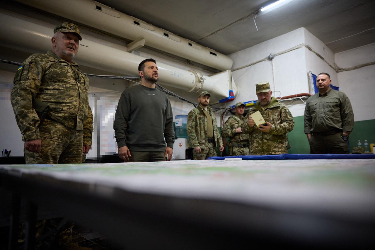 Le président ukrainien Volodymyr Zelensky rend visite au 15ème détachement mobile de gardes-frontières de la brigade "Steel Border" lors d'un voyage de travail dans la région de Kharkiv