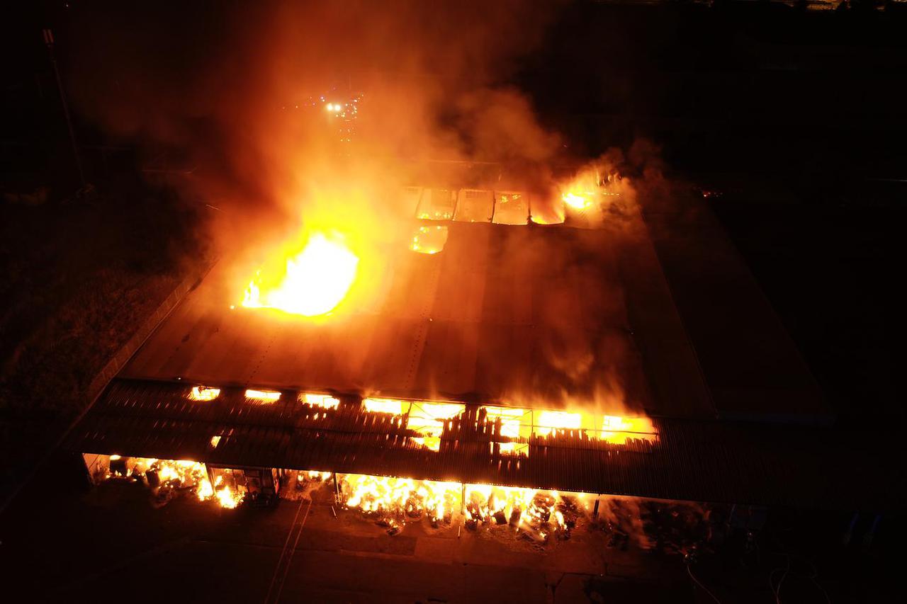Fotografije i video snimljeni dronom požara koji je sinoć buknuo na Žitnjaku