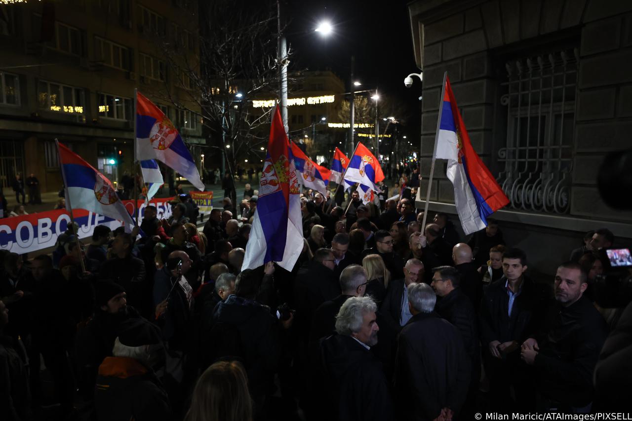Beograd: Pokret za odbranu Kosova i Metohije održao je prosvjed ispred zgrade Predsjedništva Srbije