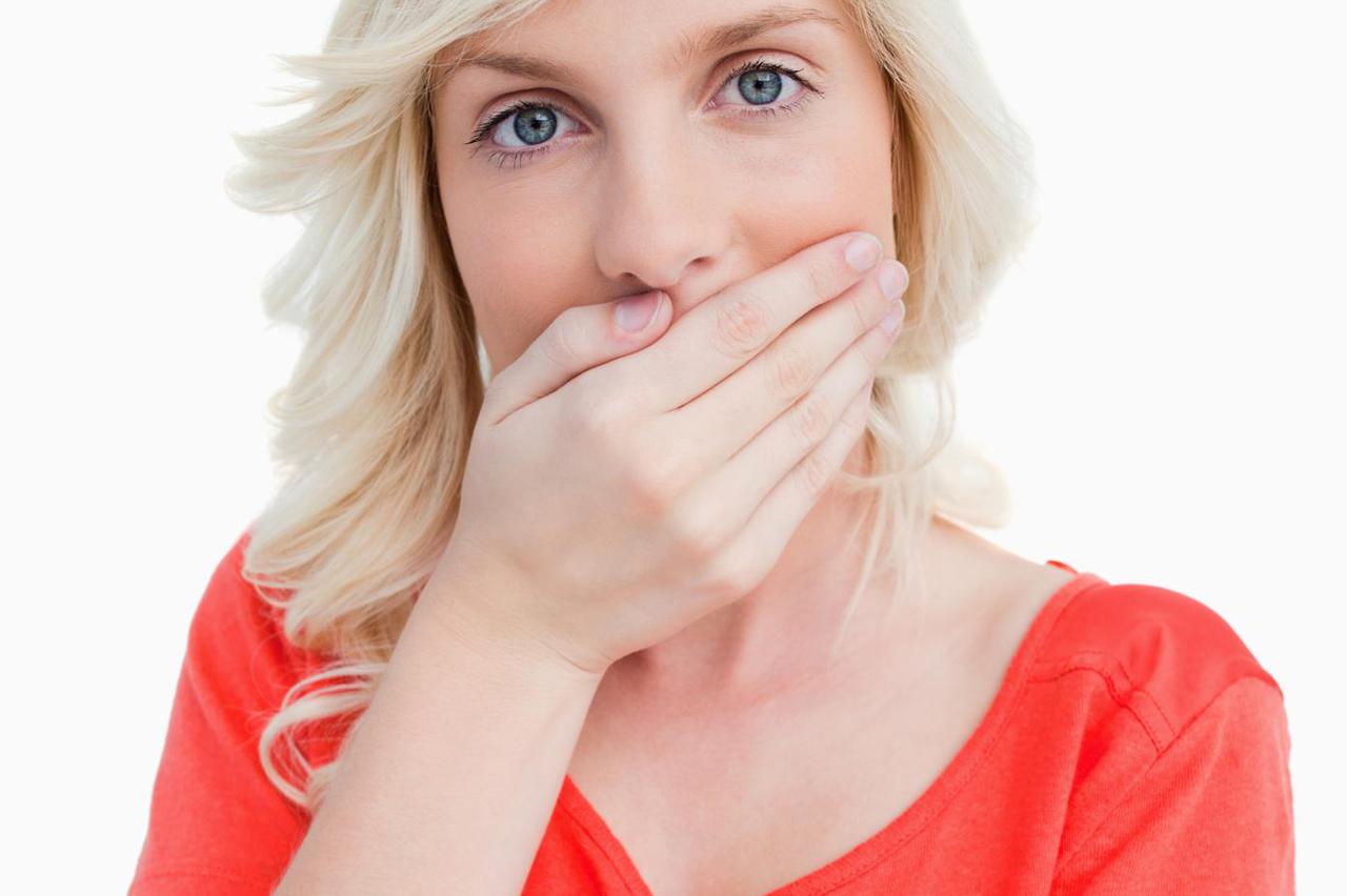 Žena s pokrivenim ustima