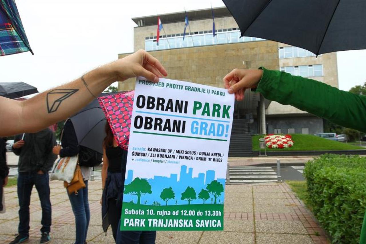 05.09.2016., Zagreb - Inicijativa Cuvajmo nas park organizirala je Akciju predaje posljednje zalbe ispred Gradske uprave