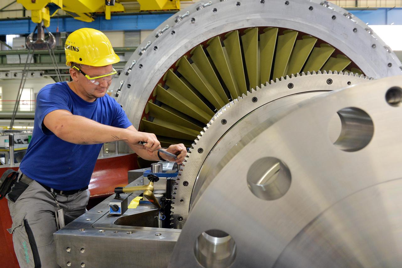 A Siemens worker monitors a turbine in the final assembly stage in a gas turbine factory in Berlin, Germany, 16 September 2016. Photo: Maurizio Gambarini/dpa /DPA/PIXSELL