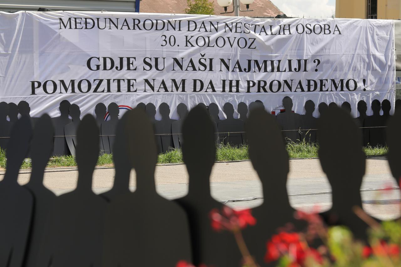 Vukovar: Na Trgu dr. Franje Tuđmana obilježen Dan sjećanja na osobe nestale u Domovinskom ratu i Međunarodni dan nestalih osoba 