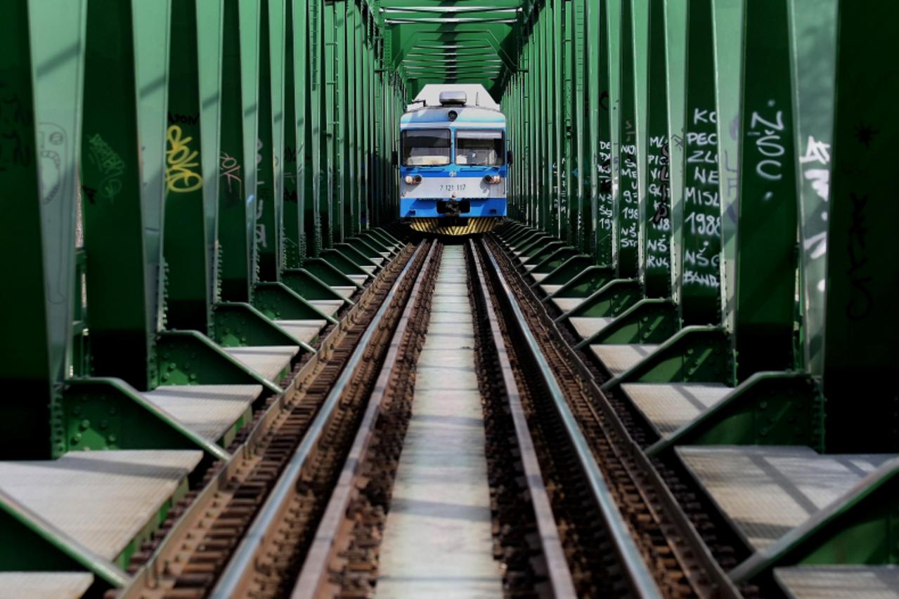 '28.03.2012., Osijek - Veliki broj osjecana koristi zeljeznicki most za prelazak preko rijeke Drave. Putnici na izlasku iz vlaka.  Photo: Davor Javorovic/PIXSELL'