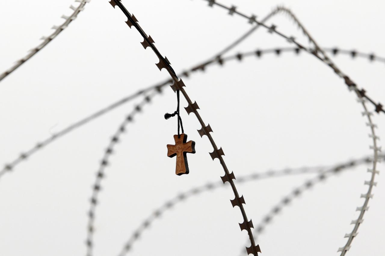 barikada, bodljikava žica, kosovo, pravoslavni križ