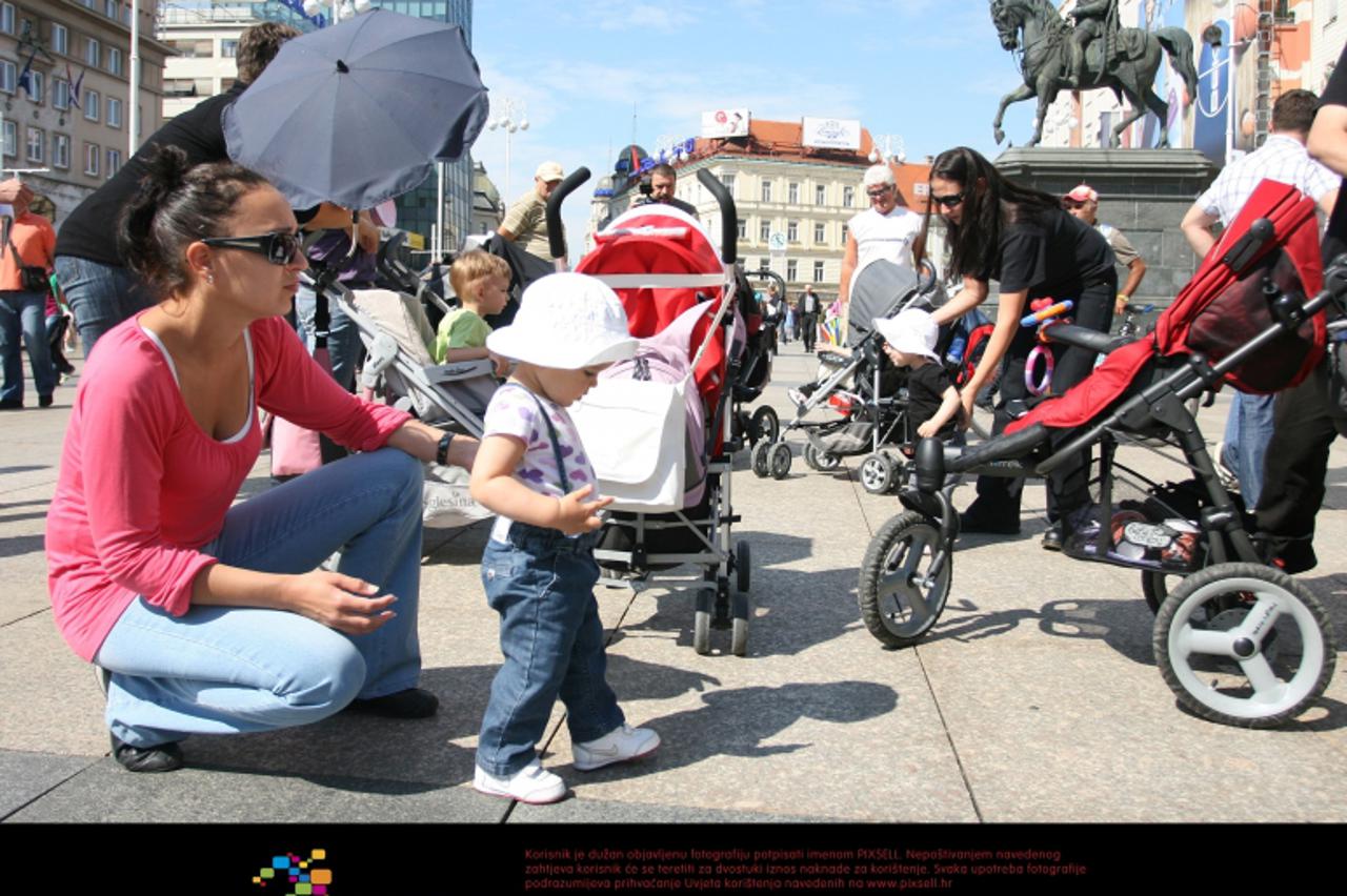 '04.09.2010.,  Zagreb - Na Trgu bana Jelacica roditelji s djecom su prosvjedovali pod nazivom Vrtice za sve. Cilj prosvjeda je ostvarenje prava svakog djeteta na smjestaj u ustanovi za predskolski odg