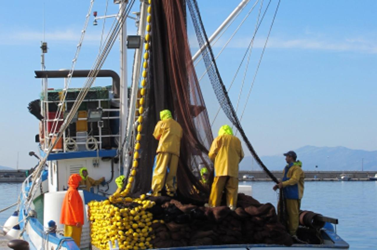 '29.09.2011., Rijeka - Ribari sa ribarskog broda Sabljas iz Pule, u rijeckoj luci nakon ribolova spremaju mreze. Photo: Goran Kovacic/PIXSELL'
