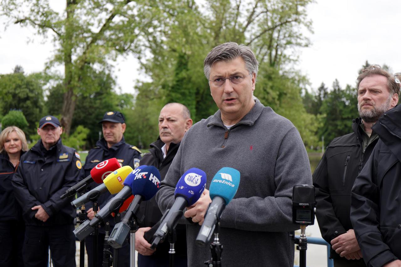 Karlovac: Andrej Plenković dao je izjavu medijima nakon radnog sastanka s lokalnom zajednicom i nadležnim službama