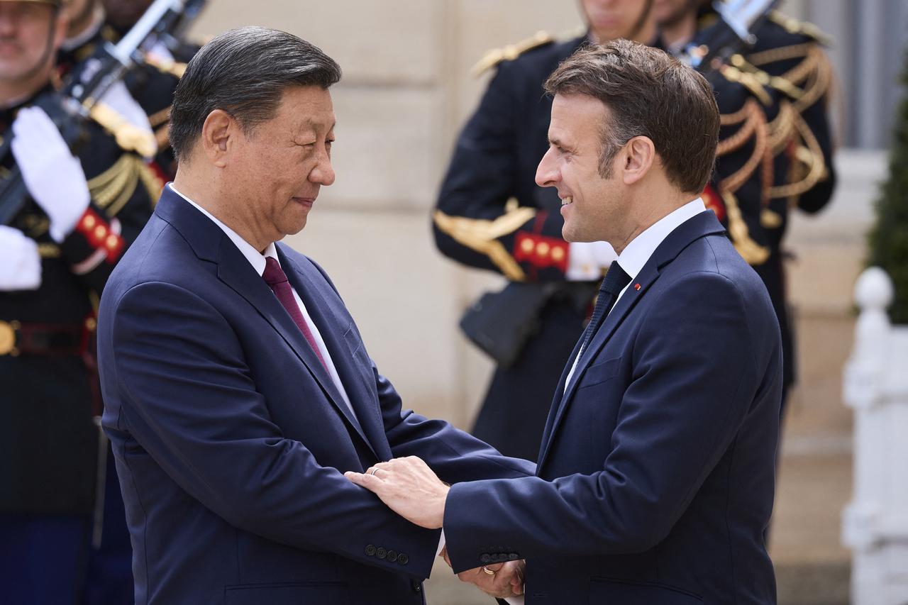 Le président Emmanuel Macron reçoit Xi Jinping, secrétaire général du Parti communiste chinois à l'Elysée à Paris
