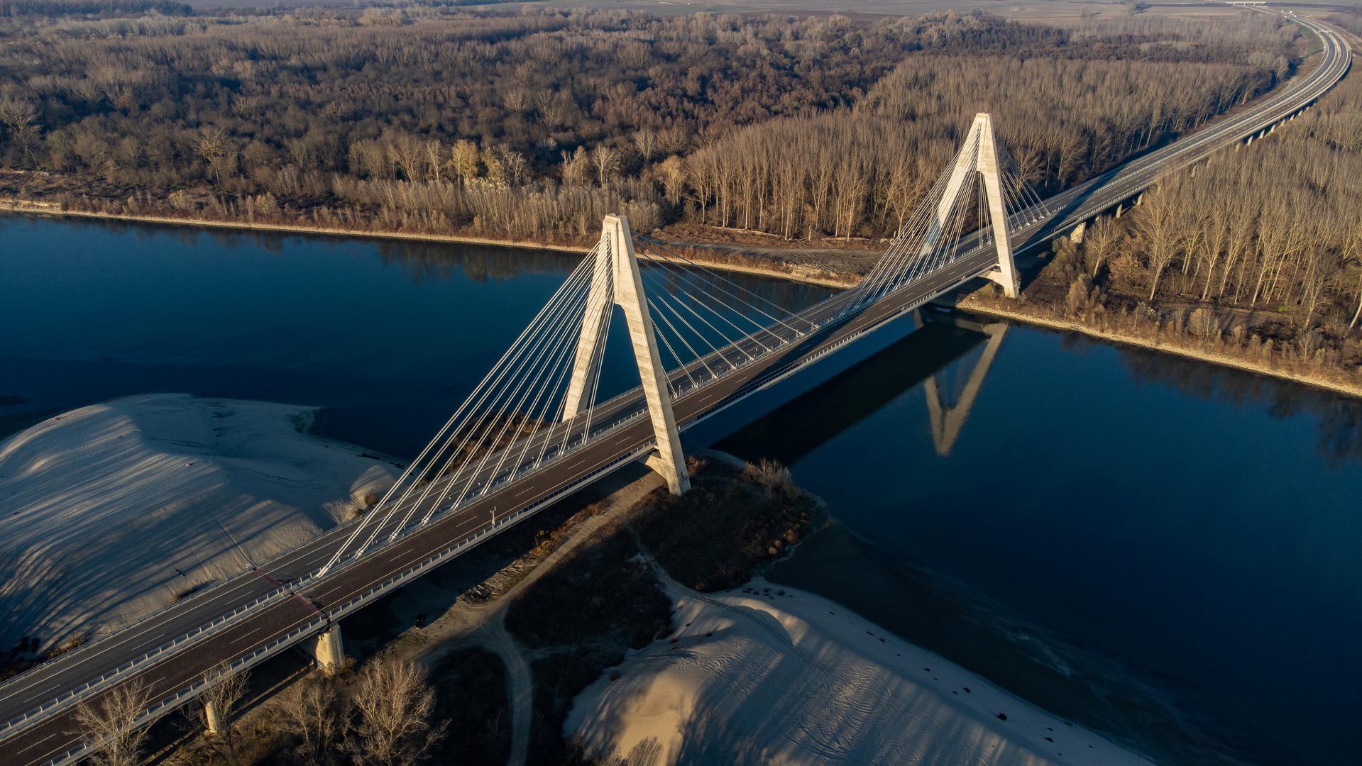 Službeno mu je ime Most 3. gardijske brigade Kune, nalazi se na Koridoru 5C, a ta je dionica u promet puštena pretprošle godine. Most je godinama izazivao podsmjehe u javnosti jer je dovršen još 2016. godine, a vodio je ravno u polje. Ipak, to se promijenilo preklani kada je otvorena dionica autoceste od Osijeka do Belog Manastira. 
