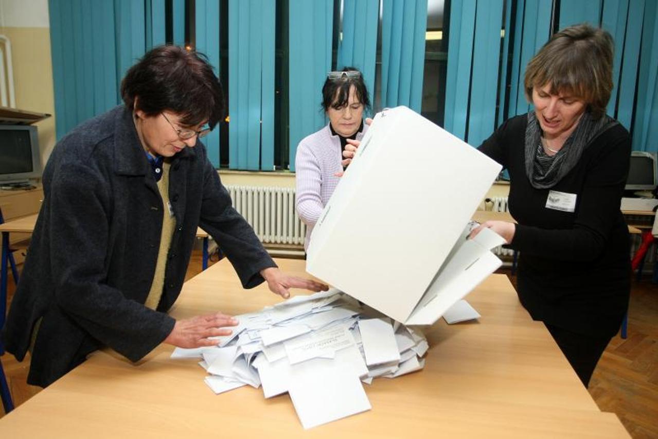 Otvaranje biračke kutije i prebrojavanje glasova