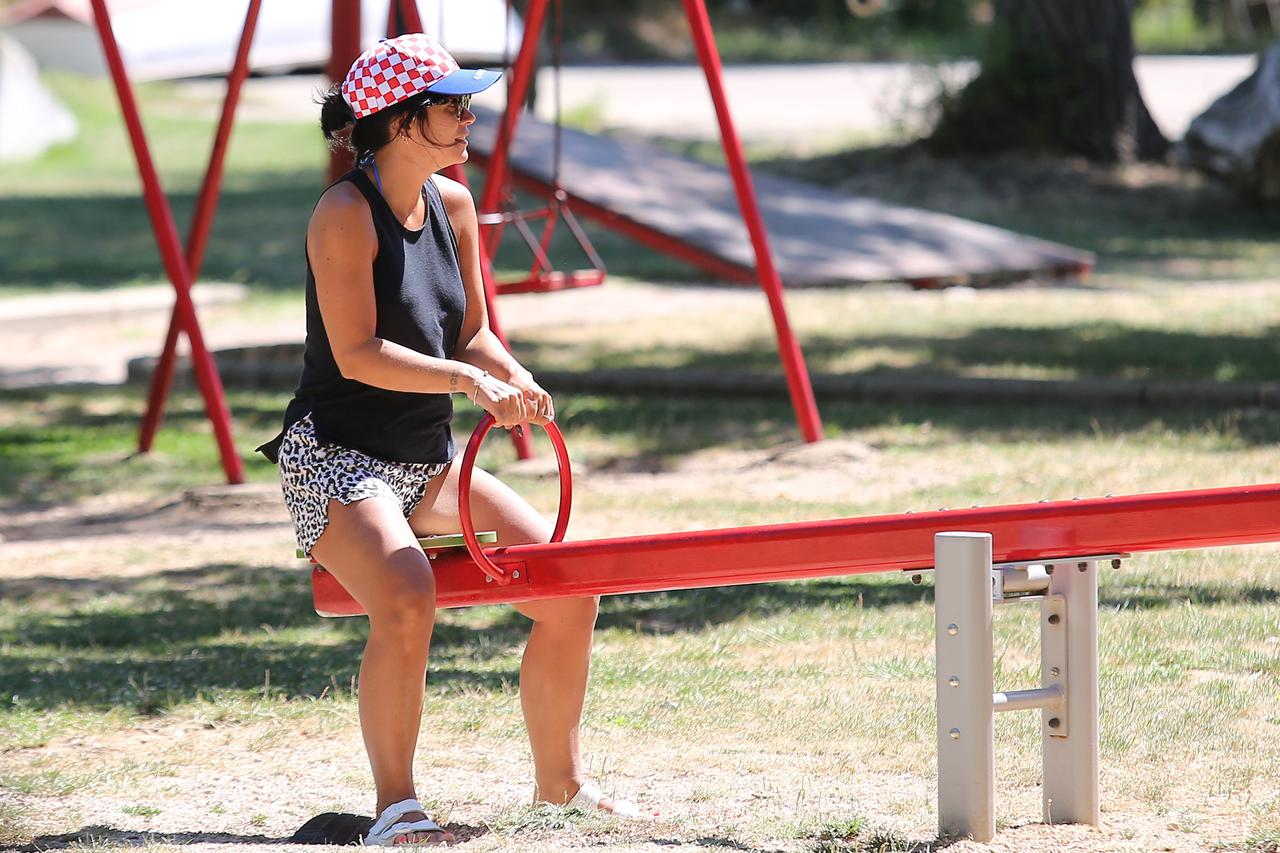 Nakon obilaska NP Krka Lily Allen se s kćerima klackala u parku u Skradinu