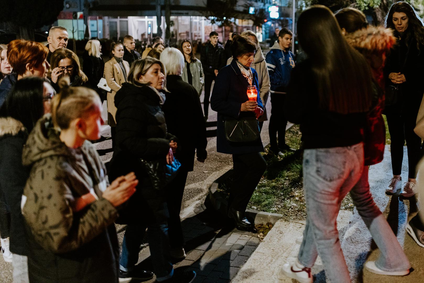 Nakon večernjih misa s upaljenim svijećama vjernici su u mimohodu iz više crkava stigli do mostarske Vukovarske ulice duž koje su zapaljene stotine svijeća, a najviše ispred središnjeg spomen križa. 