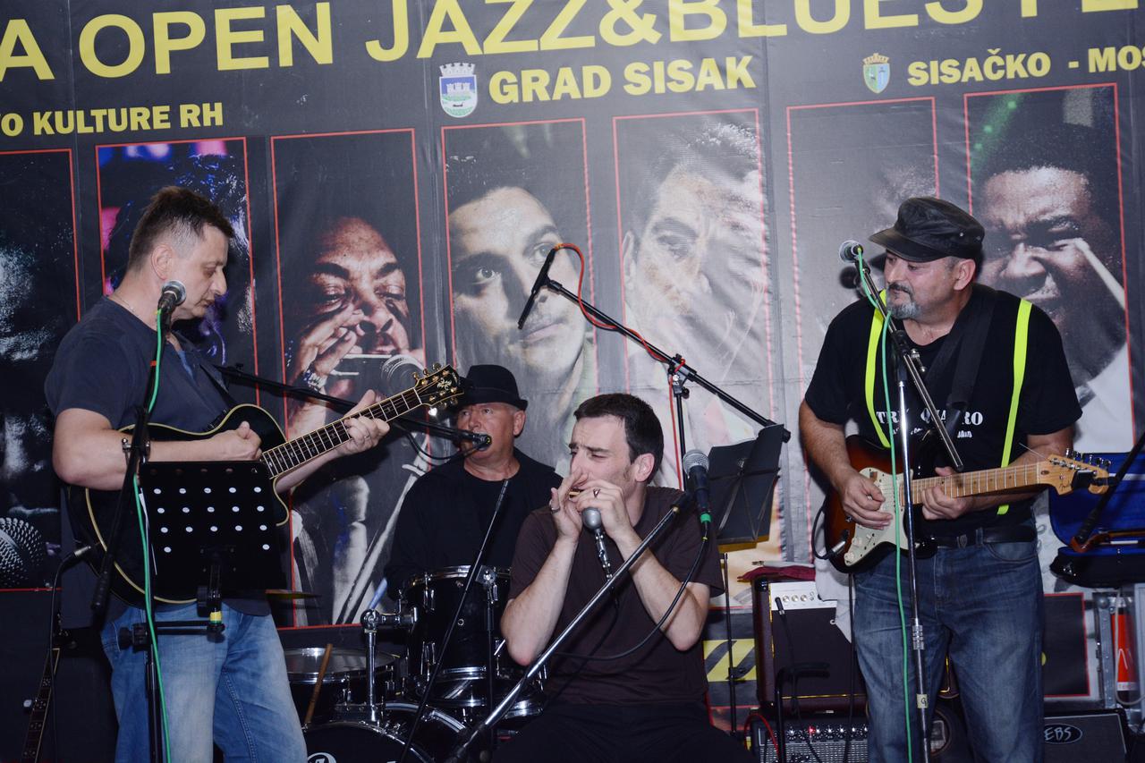 17.07.2015., Sisak - Na terasi Siscia jazz cluba u sklopu Siscia open jazz festivala nastupio je sisacki band Tri Quatro s gostom proslavljenim usnoharmonikasem Tomislavom Golubanom. 