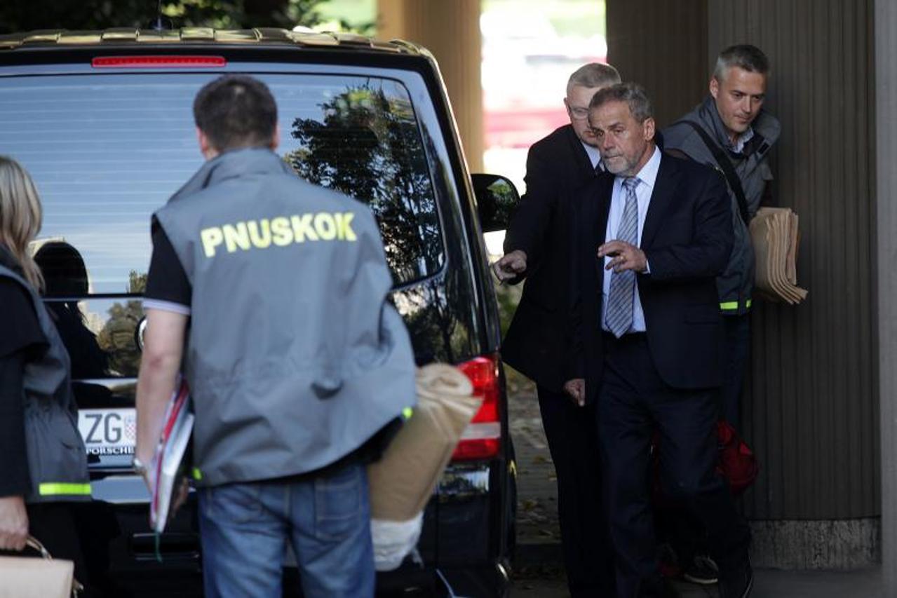 Milan Bandić s istražiteljima PNUSKOK-a izlazi iz zgrade Poglavarstva