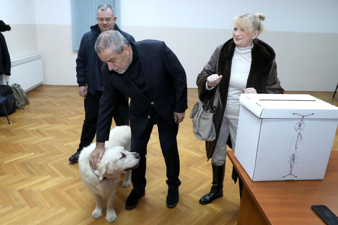 Zagreb: Milan Bandić u društvu supruge Vesne i psa Rudija glasovao u drugom krugu izbora