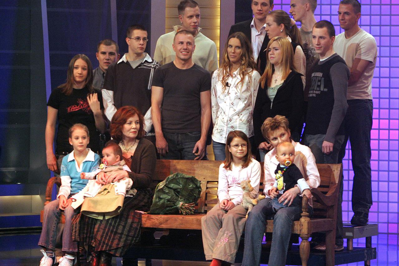 Die mit 55 Jahren ?lteste Mutter Deutschlands, Annegret Raunigk (erste Reihe, 2.v.l.), ist mit ihrem Baby Lelia (auf dem Scho?) und ihren 13 Kindern Enkelkindern am Sonntag (11.12.2005) in K?ln zu Gast im RTL-Jahresr?ckblick 