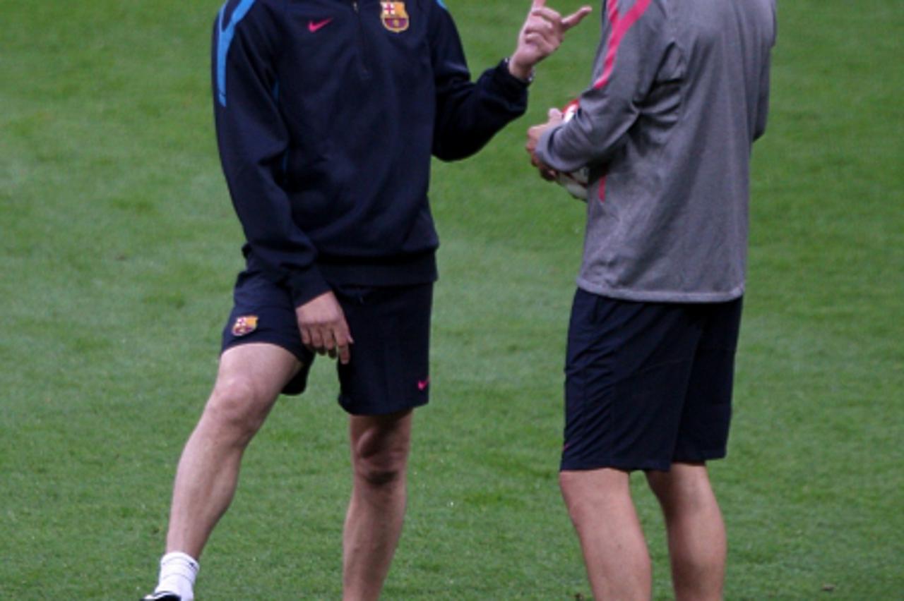 \'Barcelona\'s manager Pep Guardiola (left) speaks with Gerard Pique. Photo: Press Association/Pixsell\'
