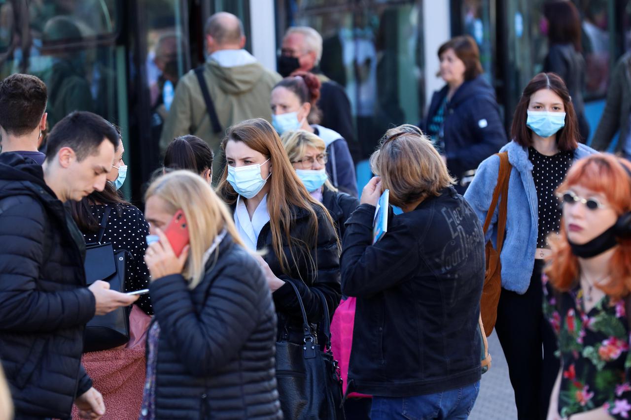 Kako raste broj zaraženih, tako u Zagrebu sve više ljudi nosi maske i na otvorenome. Dok se brojni građani pridržavaju svih mjera zaštite od zaraze, brojni su i oni koji se i dalje odbijaju cijepiti pa se bitka čini uzaludnom