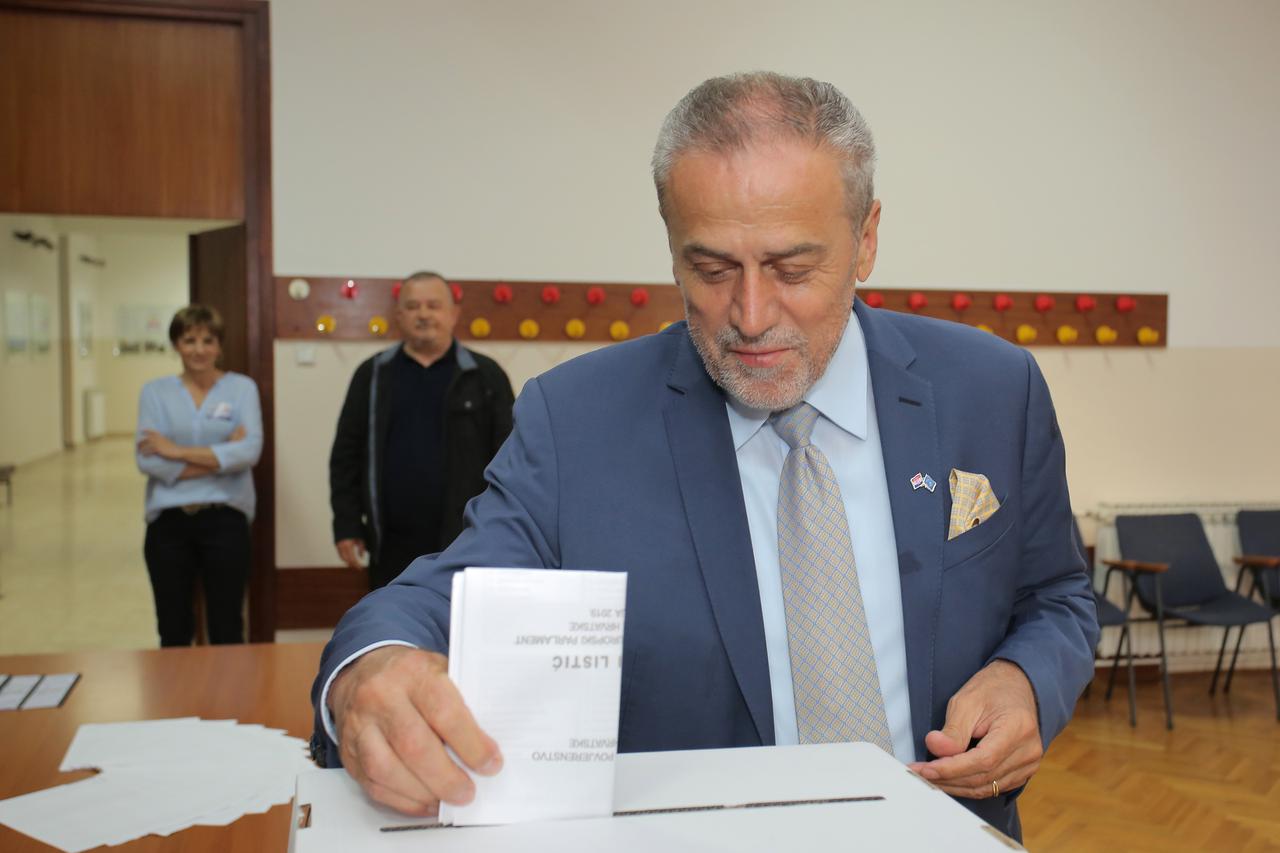 Milan Bandić u pratnji supruge i psa izašao na biralište na izborima za Europski parlament.