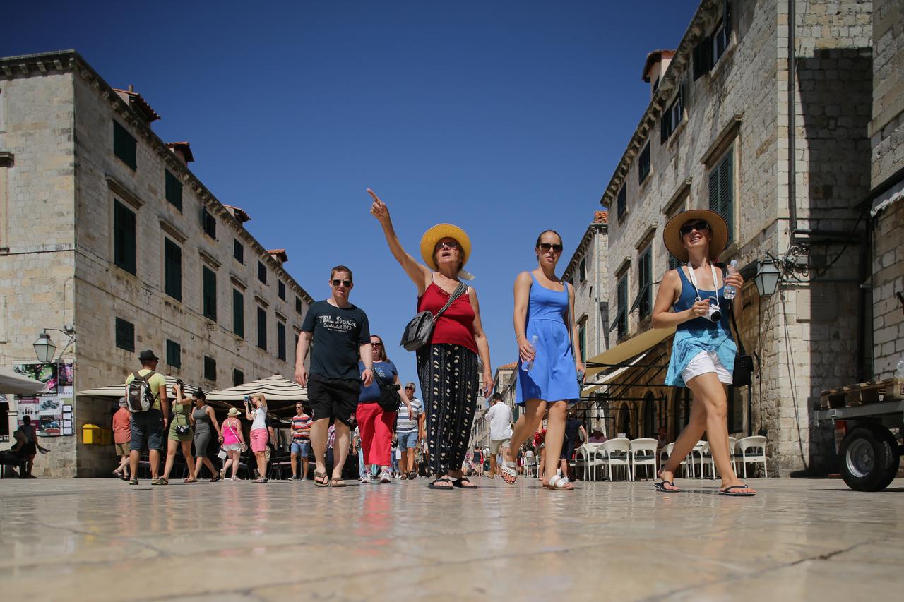 16.07.2015., Dubrovnik - Turisti u razgledavanju stare gradske jezgre unatoc novim tehnologijama idalje koriste papirnate mape grada na kojima su oznacene sve znamenitosti. 