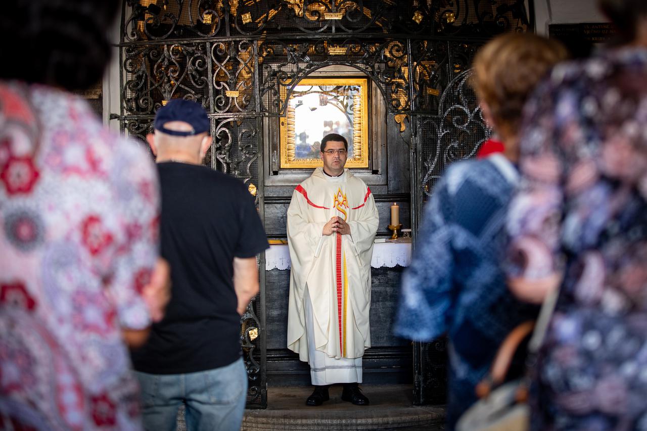Zagreb: Misa na Kamenitim vratima povodom svetkovine Uznesenja Blažene Djevice Marije
