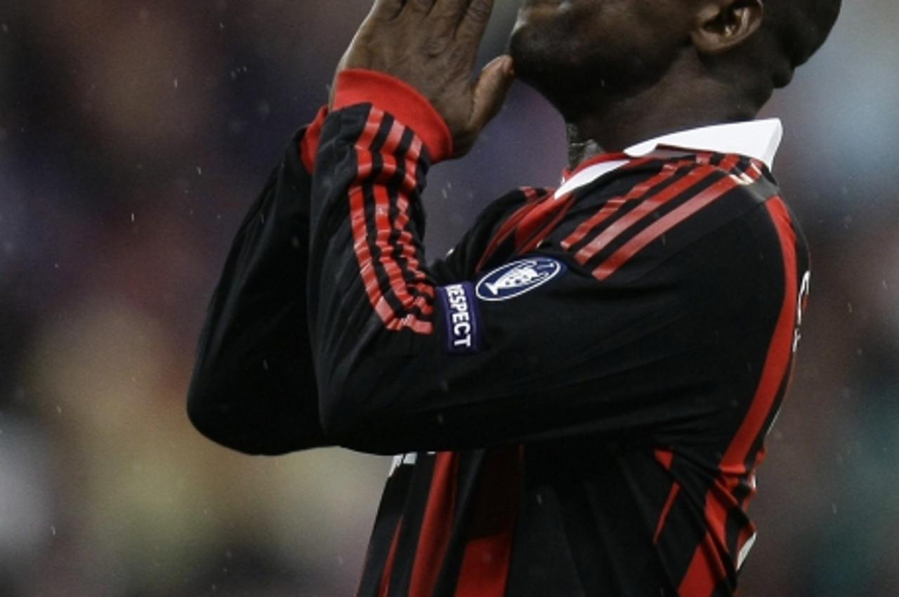 'AC Milan\'s Clarence Seedorf gestures during their Champions League soccer match against Real Madrid at the Santiago Bernabeu stadium in Madrid, October 21, 2009. REUTERS/Juan Medina (SPAIN SPORT SOC