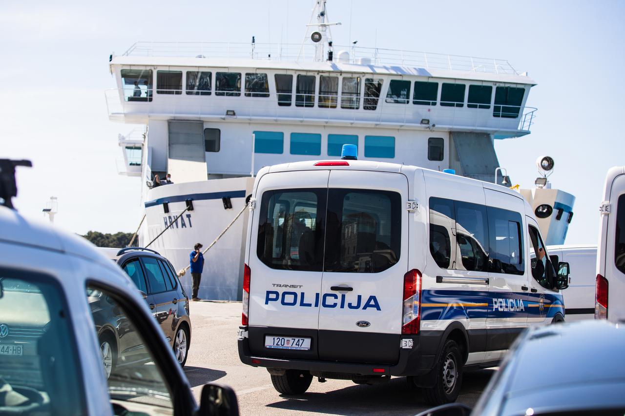 Policija kontrolira putnike koji putuju trajektom s Brača u Split
