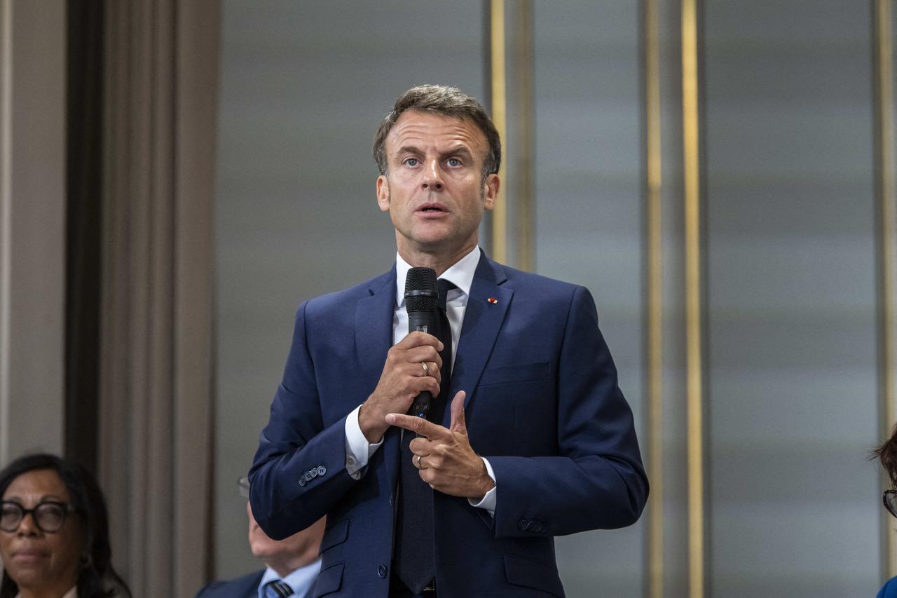 Le président de la République Emmanuel Macron reçoit les maires des communes victimes de violences au palais de l'Elysée à Paris
