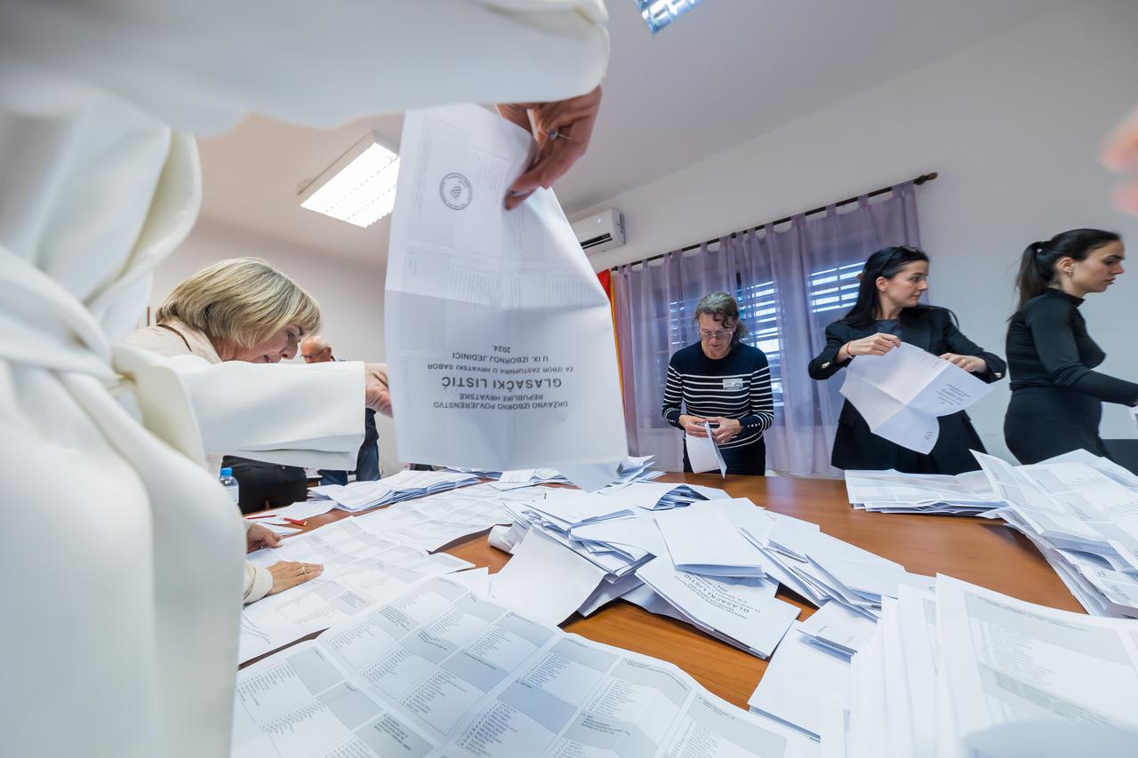 Kaštel Stari: U 19 sati zatvorena su birališta te je započelo prebrojavanje glasačkih listića