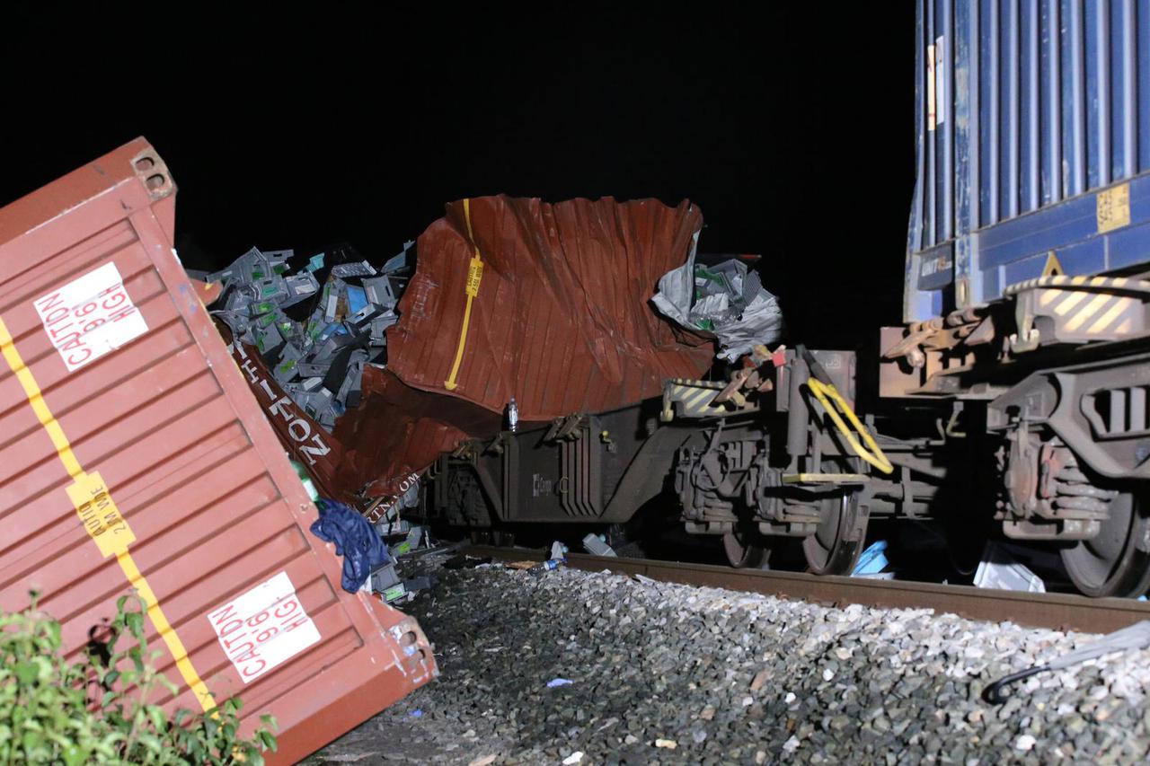 Fotografije sudara putničkog i teretnog vlaka u mjestu Rajić kod Novske u kojem su poginule  tri osobe, a ozlijeđeno ih je 11