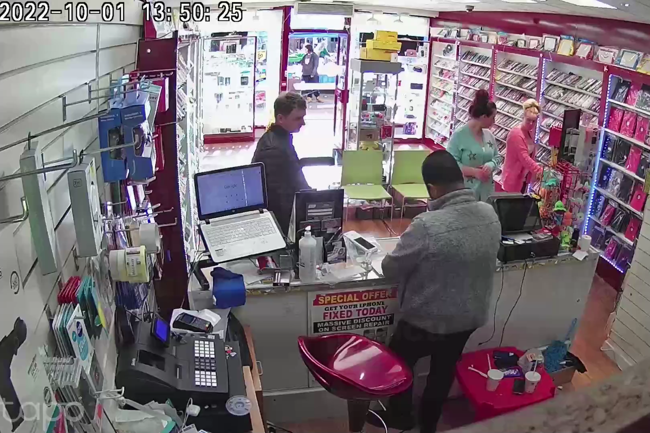 Kamera u trgovini uhvatila dvije žene u krađi